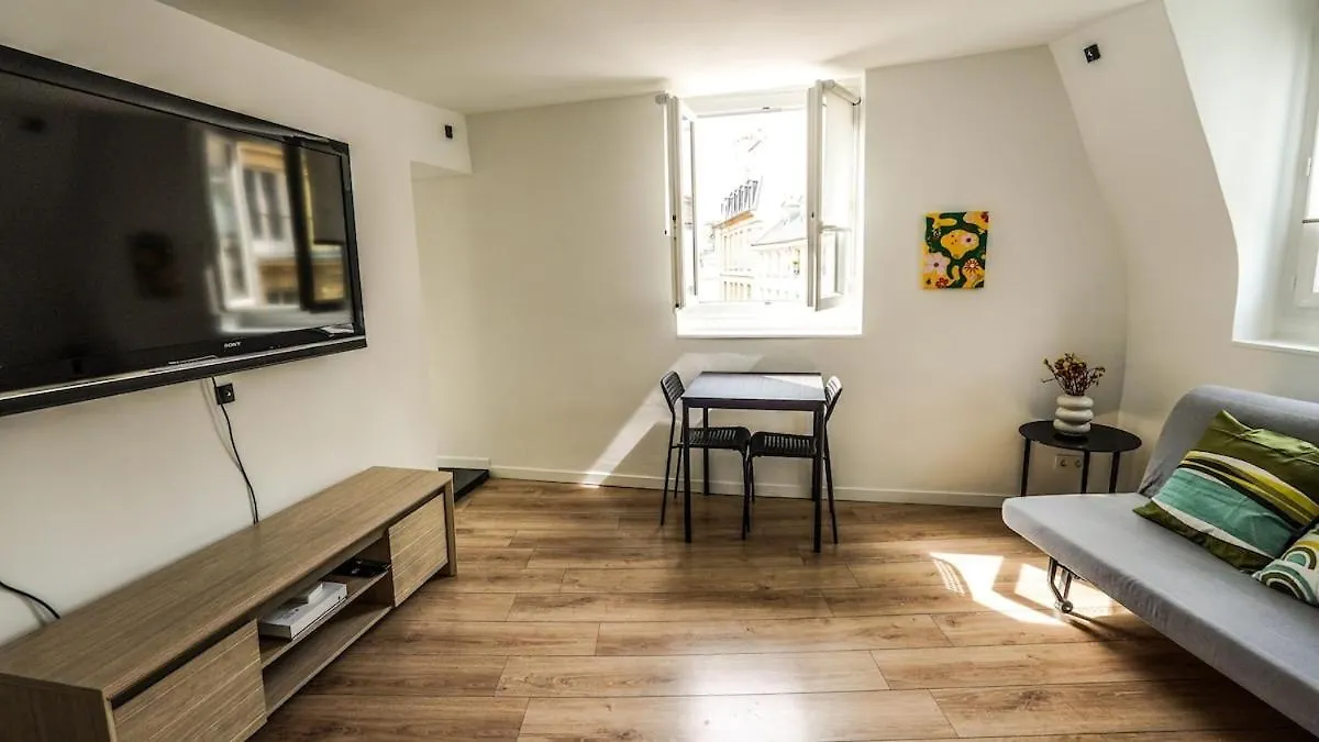 09 Grand Sunny Flat Notre Dame Apartment Paris