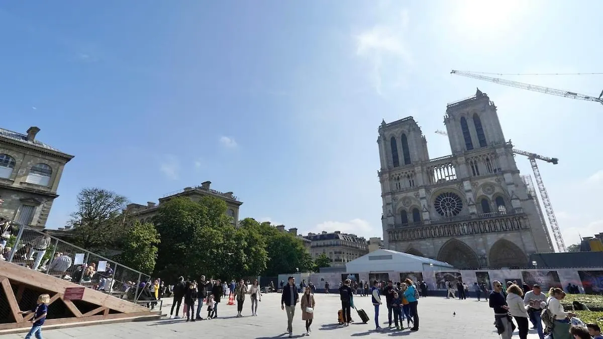 09 Grand Sunny Flat Notre Dame Apartment Paris France